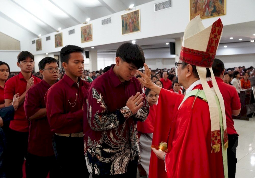 HARI BERAHMAT DI TENGAH HUJAN: PENERIMAAN KRISMA DI PAROKI CIJANTUNG